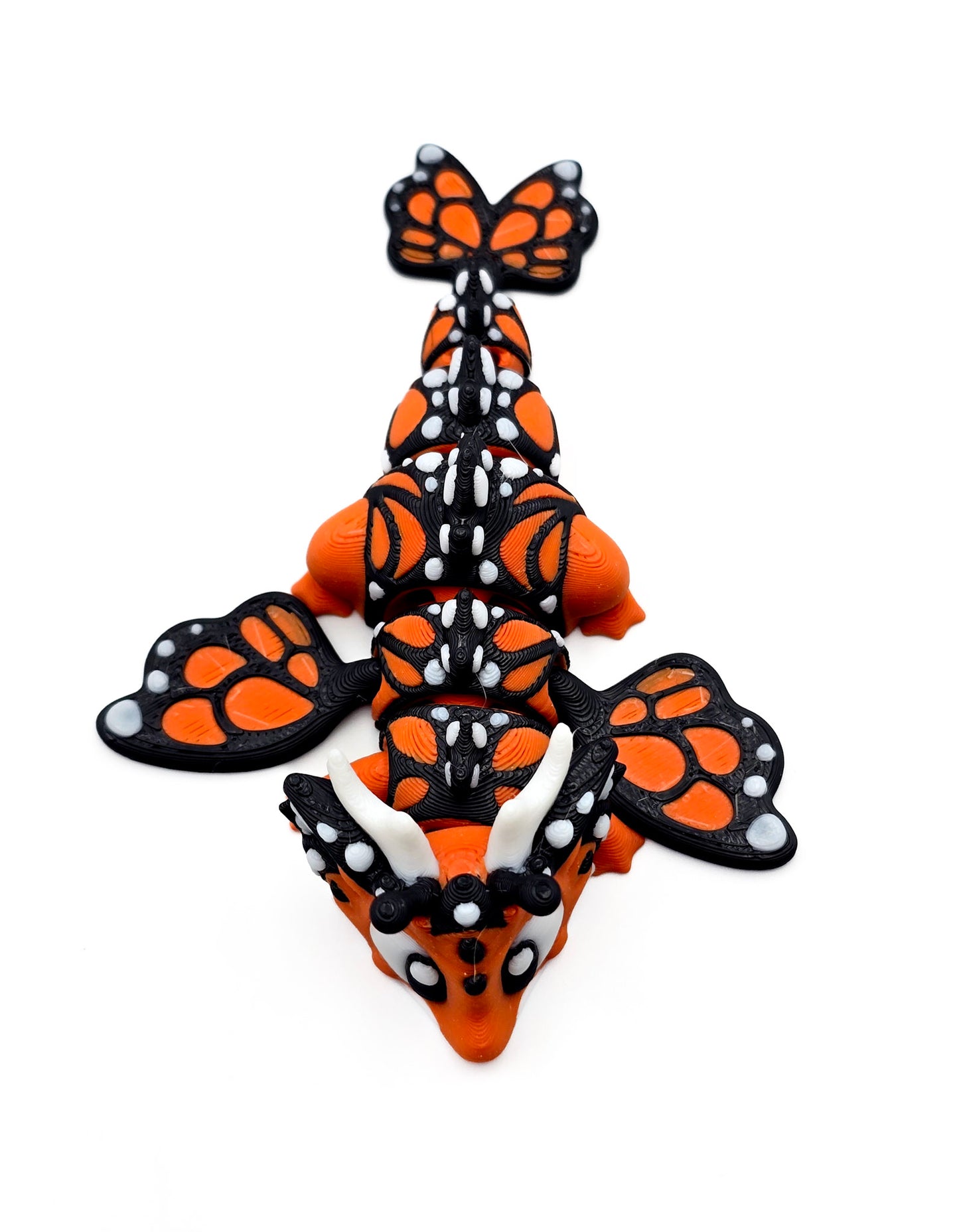 3D geprinte vlinder-draak in zwart-oranje ei – fantasy speelgoed en opbergdoosje