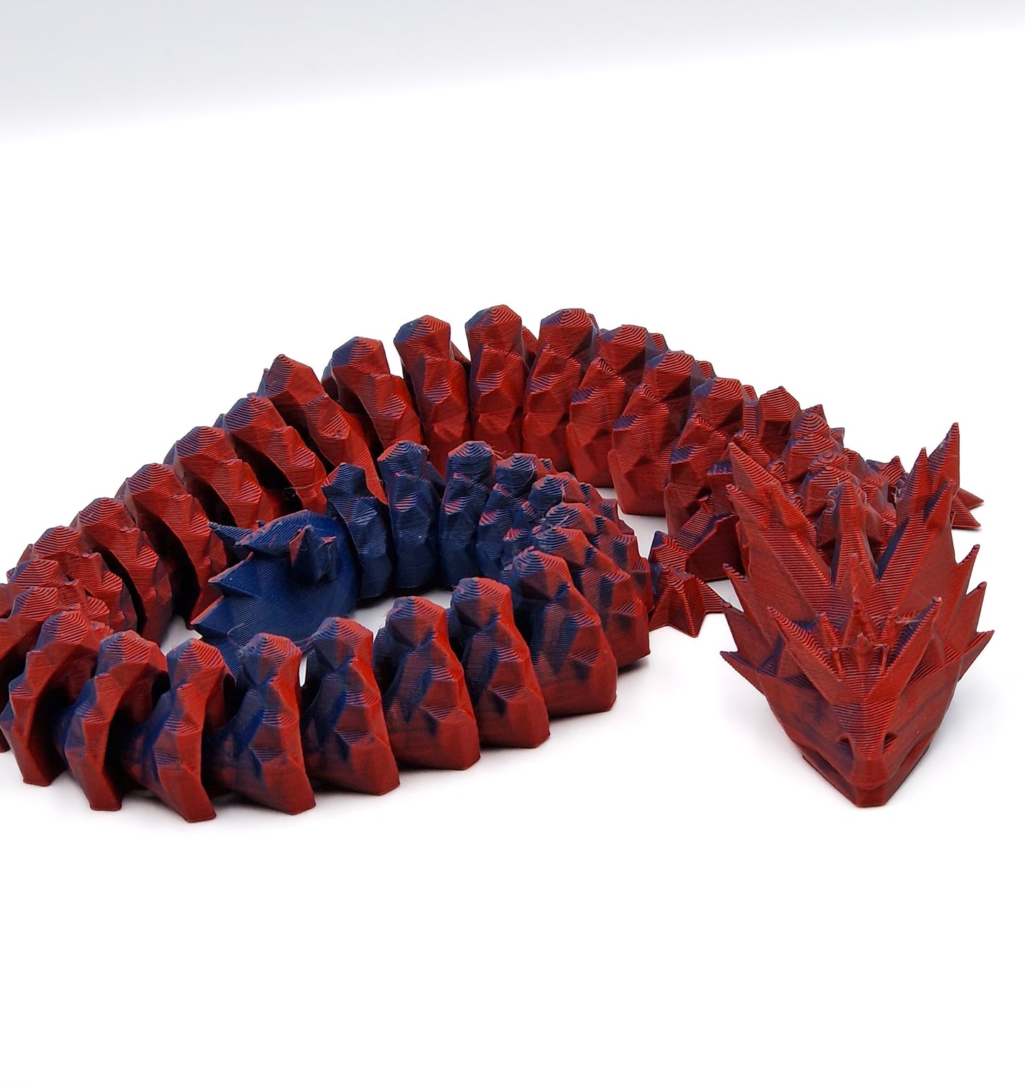 3D Geprinte Rood-Blauwe Draak Flexi – een magisch en flexibel speelgoed dat de kracht en mystiek van draken combineert met een speelse flair. Bestel nu online!