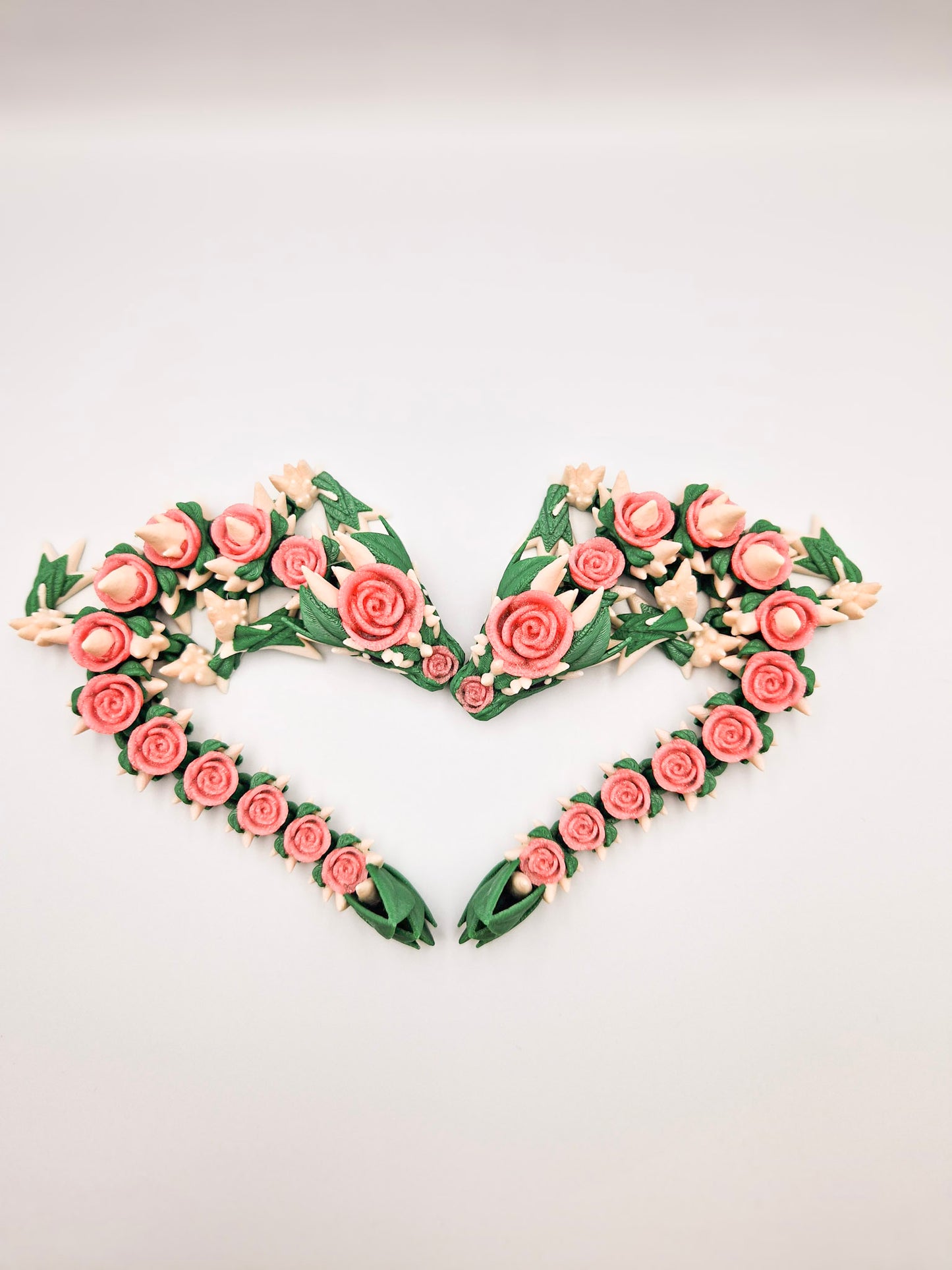 3D Geprinte Roos Flexi Draak – Het Ultieme Flexibele Fantasie Speelgoed. Draak die vrolijke bloemen combineert met mystieke allure van draken. Magisch Cadeau.