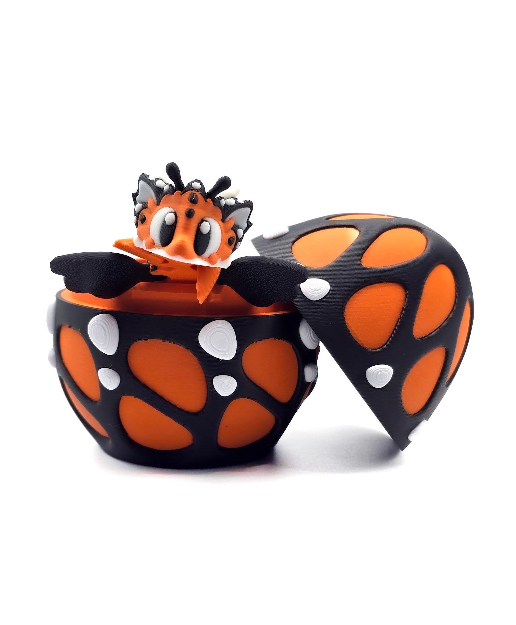 3D geprinte vlinder-draak in zwart-oranje ei – fantasy speelgoed en opbergdoosje